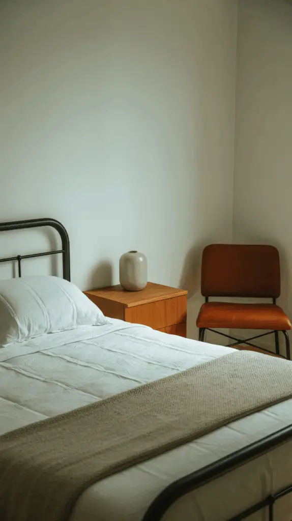 Warm Minimalist Bedroom Ideas with Black and Rust Tones for a Cozy, Modern Look